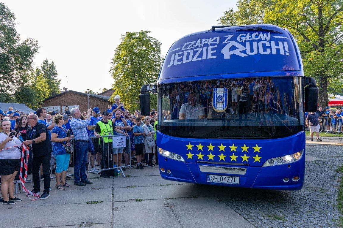 Infobus - „Czapki z głów, jedzie Ruch!”. Neoplan Cityliner jako autobus klubowy