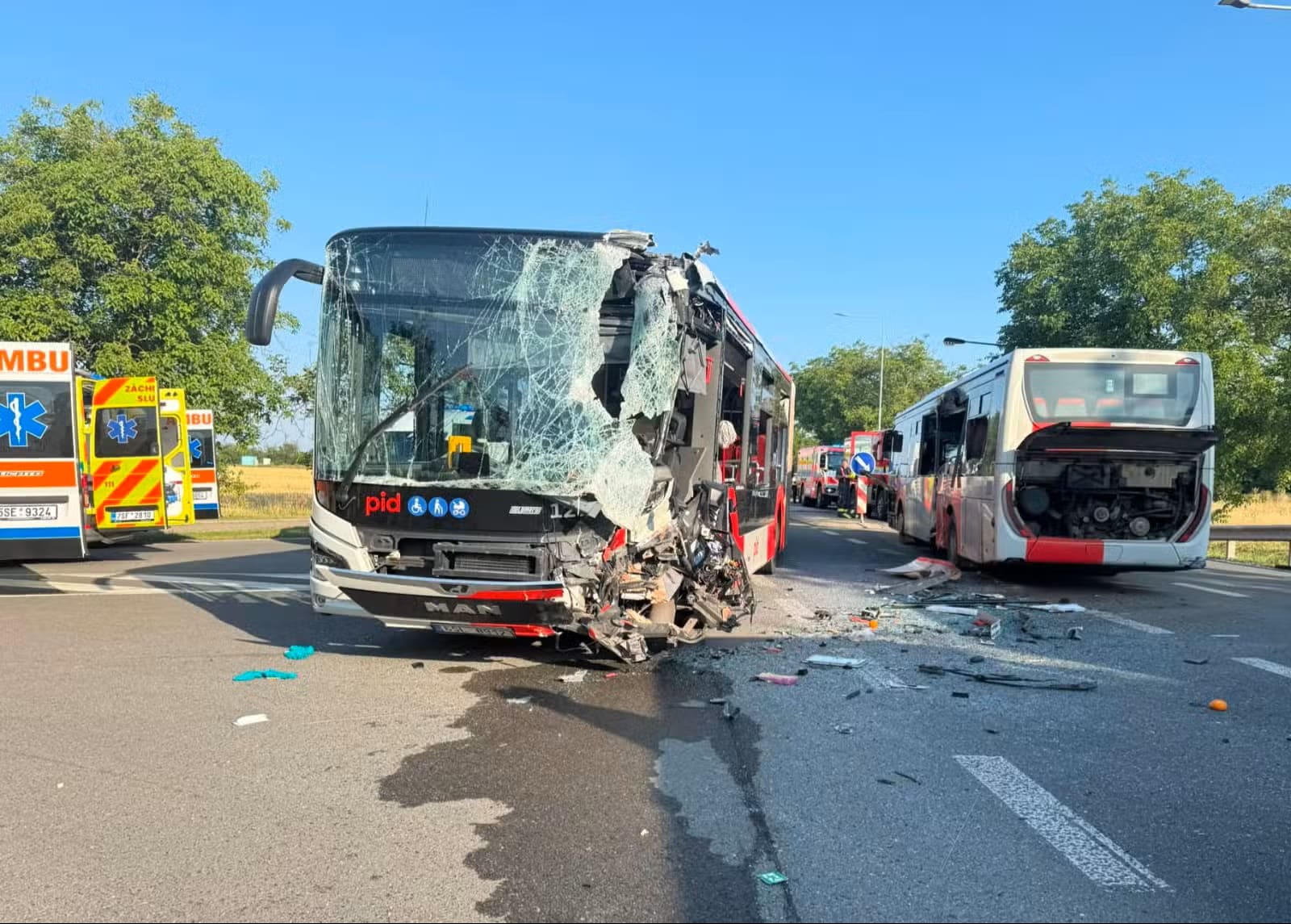 Infobus - Czechy: Zderzenie dwóch autobusów PID koło Lidic. 17 osób rannych