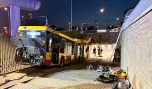 Infobus - Nowe fakty po wypadku autobusu MZA: Pierwsza kolizja na Pawińskiego i pytania o pasażerów