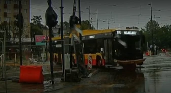 Infobus - Warszawa: autobus linii 186 wjechał do przejścia podziemnego. Jest nagranie z jazdy