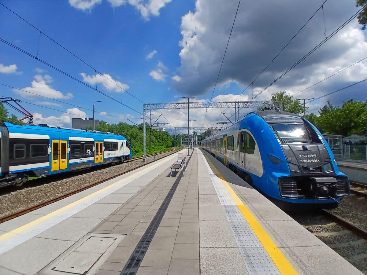 Inforail - Koleje Śląskie zachęcają do podróży nad wodę i przypominają o bezpieczeństwie