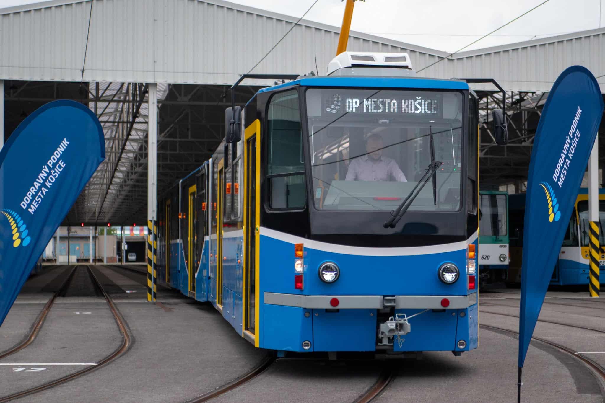Infotram - Koszyce zaprezentowały pierwszy zmodernizowany tramwaj KT8D5. To początek odnowy całej floty
