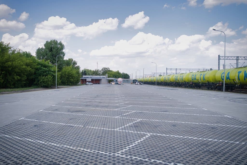 Inforail - Koluszki z nowym parkingiem przy dworcu kolejowym. To pierwszy etap budowy nowoczesnego centrum przesiadkowego