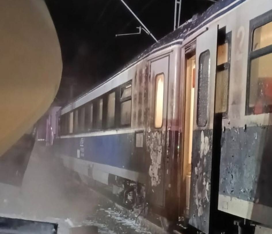 Inforail - Kolejne niebezpieczne zdarzenie w Rumunii. Pożar pociągu po zderzeniu z ciężarówką