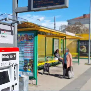Jelenia Góra i automaty biletowe Mera model BS-10, które obsługują zarówno płatności bezgotówkowe, jak i gotówkowe.