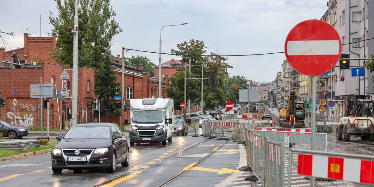 Infotram - Wrocław kontynuuje wakacyjne inwestycje tramwajowe. realizowane są prace na Trzebnickiej i kolejnych odcinkach torowisk