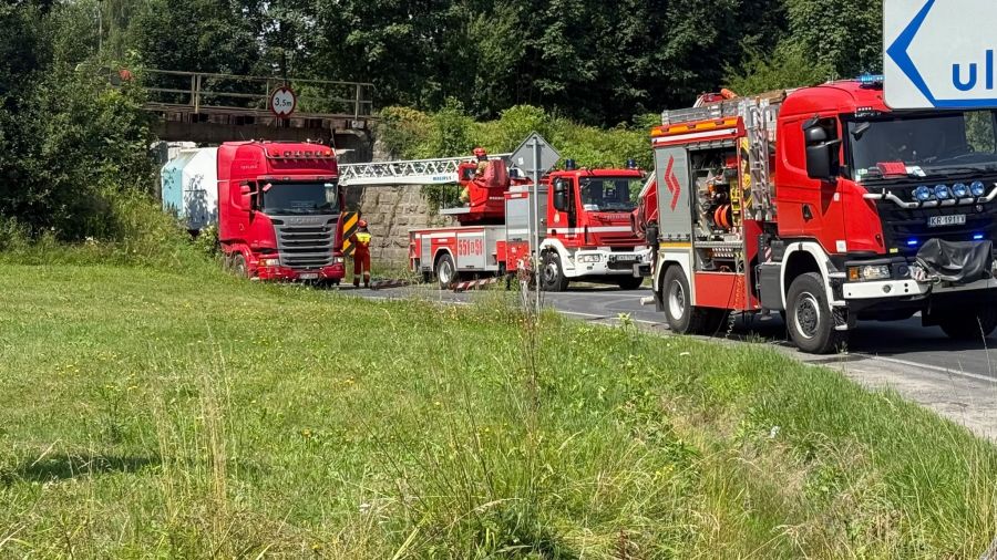 Inforail - Ciężarówka uszkodziła wiadukt kolejowy w Kleczy Dolnej. Wstrzymano ruch pociągów, utrudnienia odczują tysiące pasażerów