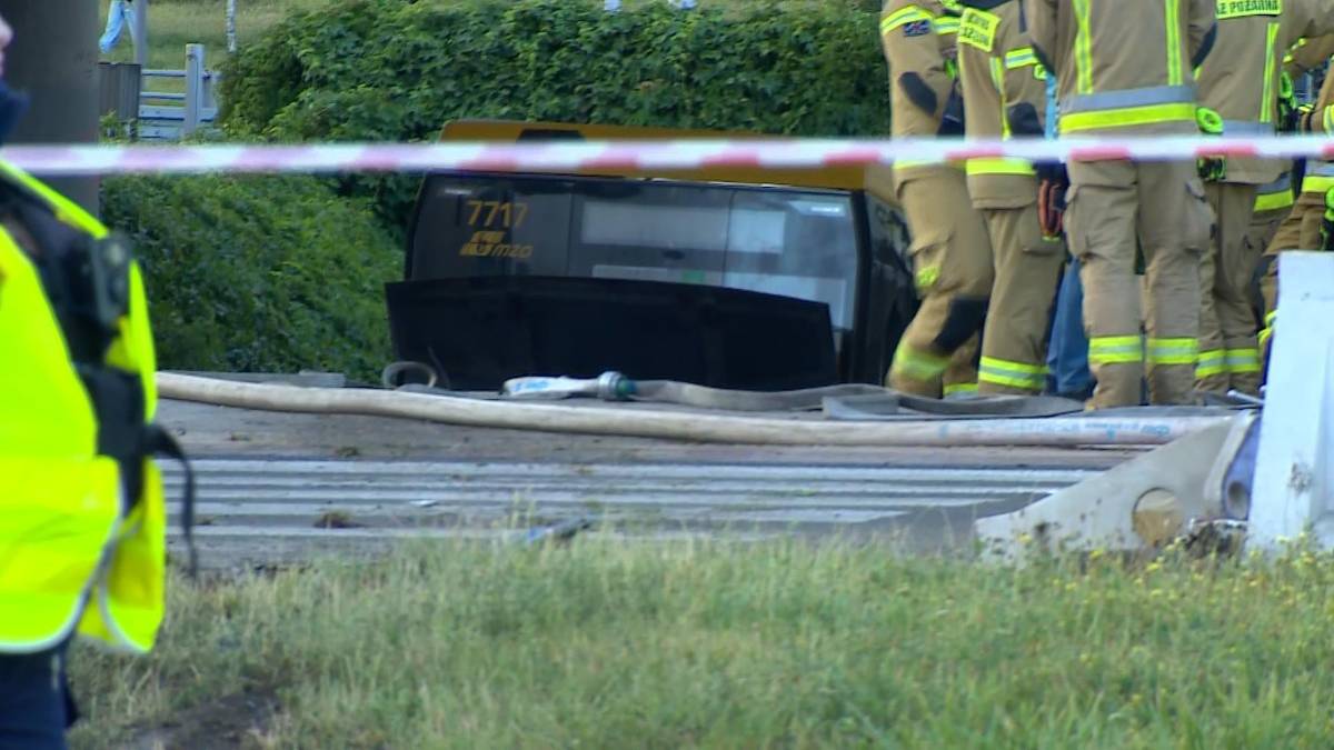 Infotram - Groźny wypadek w Warszawie. Zaczęło się od zderzenia autobusu z tramwajem, skończyło w przejściu podziemnym