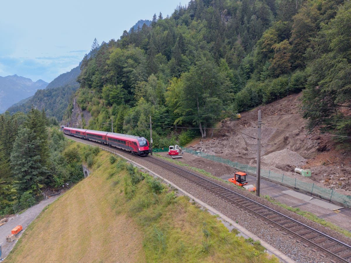 Inforail - ÖBB zabezpieczają linię kolejową przez Klostertal. Nowe zapory lawinowe i systemy ochrony przed obrywami skalnymi