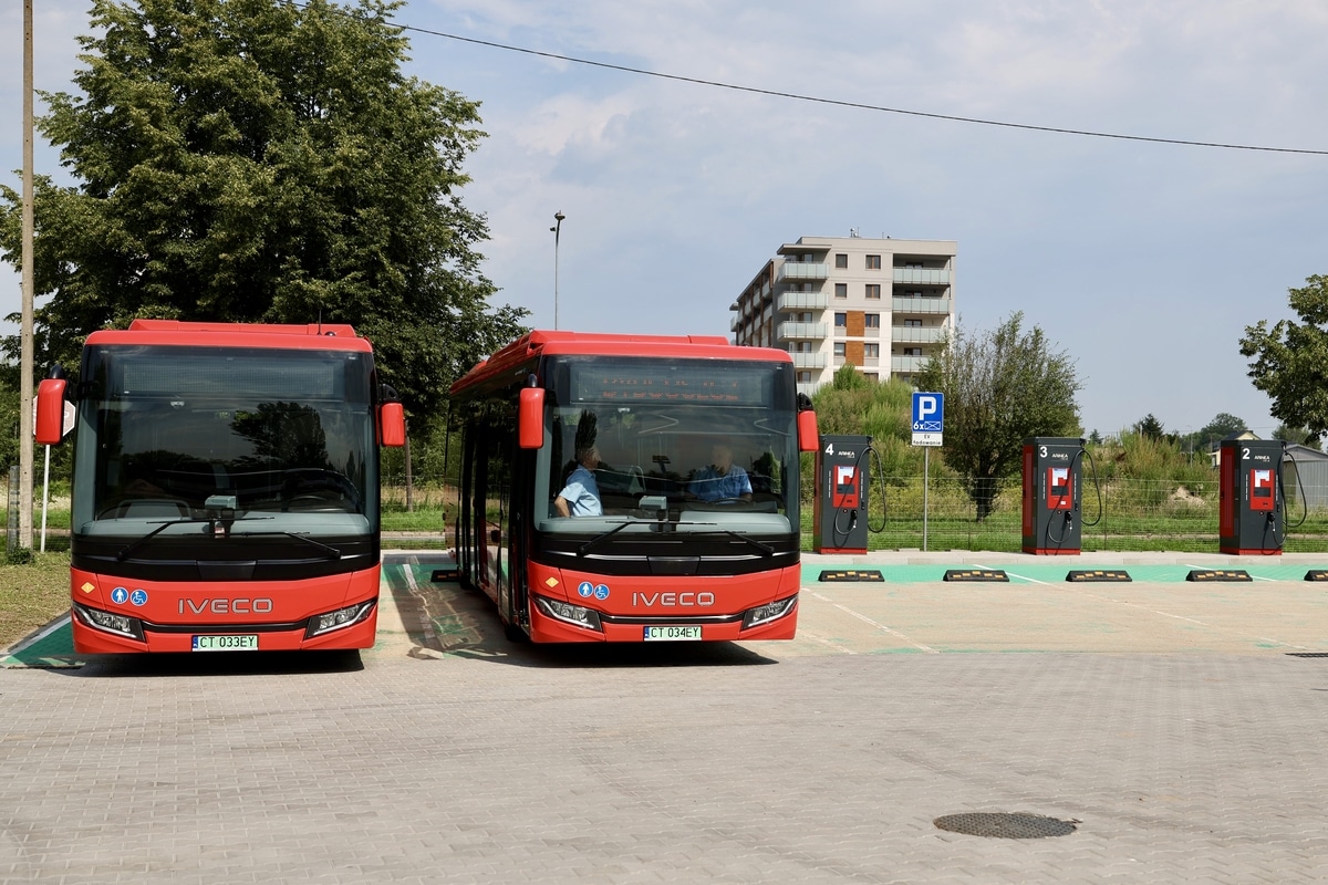 Infobus - KPTS uruchamia 24 stacje ładowania w 6 miastach. Obsłużą autobusy Iveco Crossway Elec