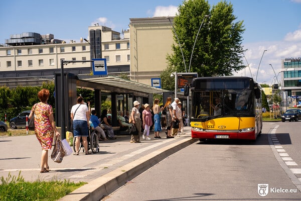 Infobus - Kielce: Sprzeciw PiS ws. autobusów dla Ukrainy nie wypalił. Polacy zrzucili się na 10 Solarisów dla Winnicy
