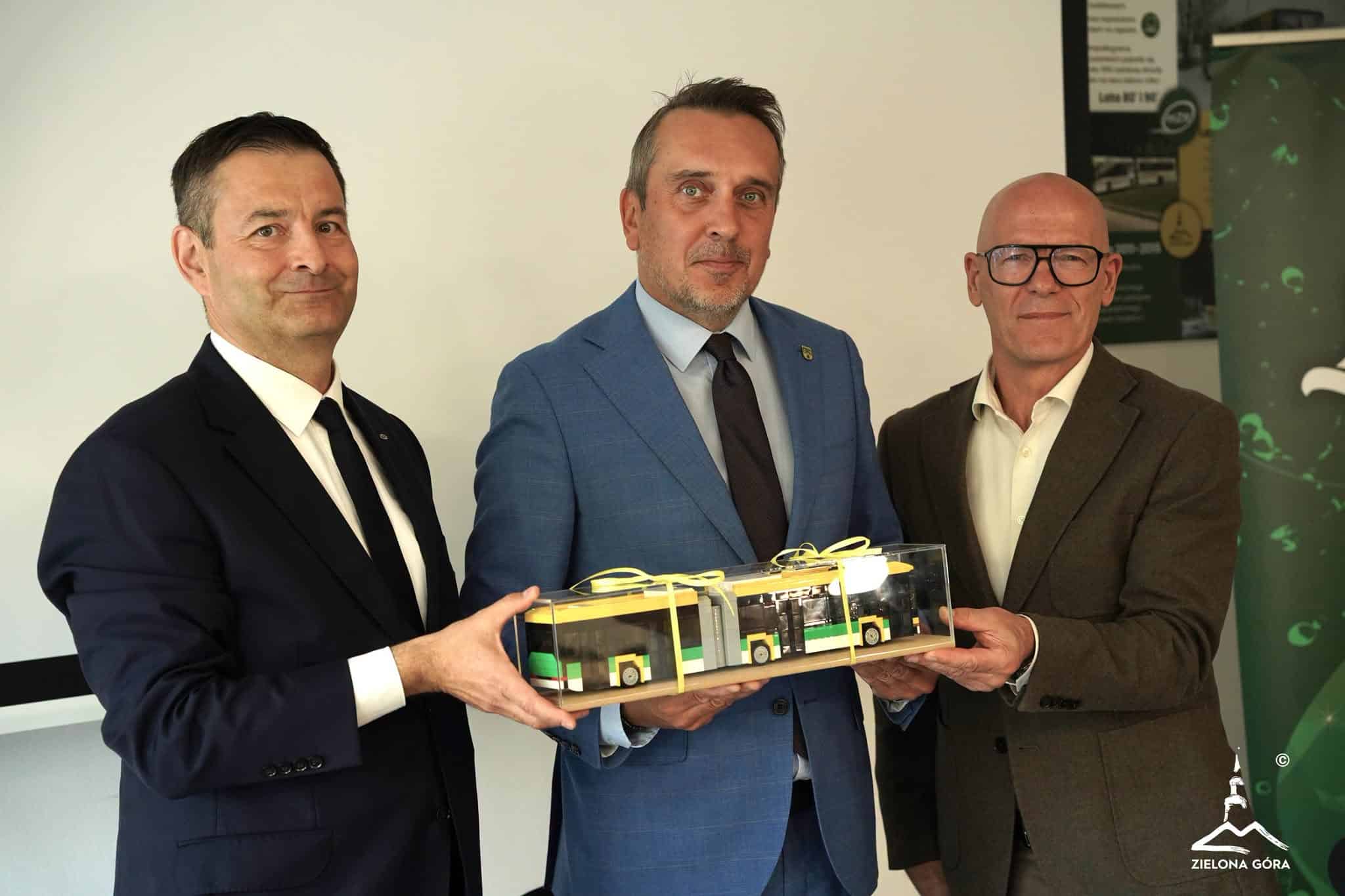 Infobus - Zielona Góra z umową na siedem MEGA autobusów elektrycznych dla MZK. Z opcją