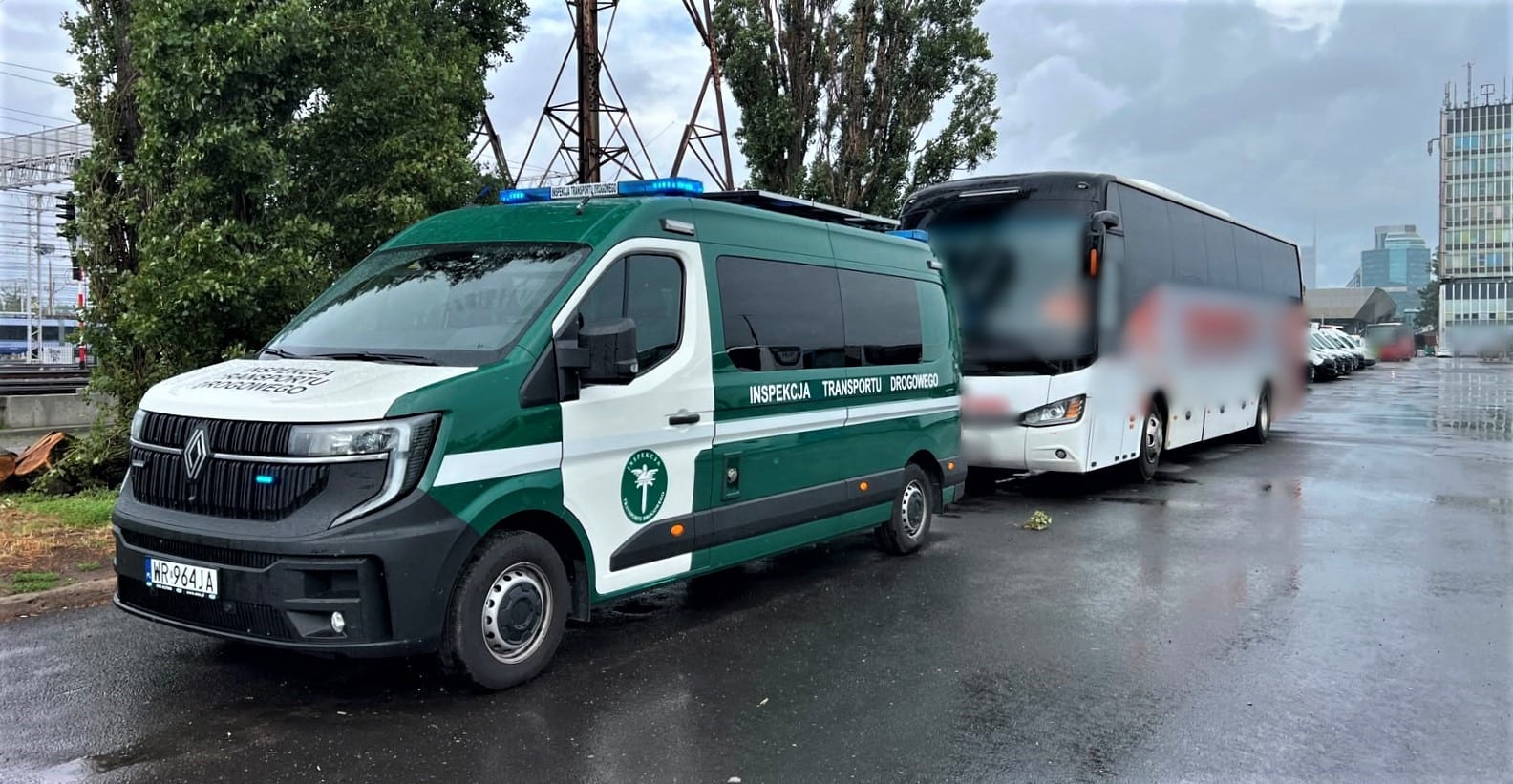 Infobus - 14 naruszeń w białoruskim autokarze po kontroli przy Warszawie Zachodniej