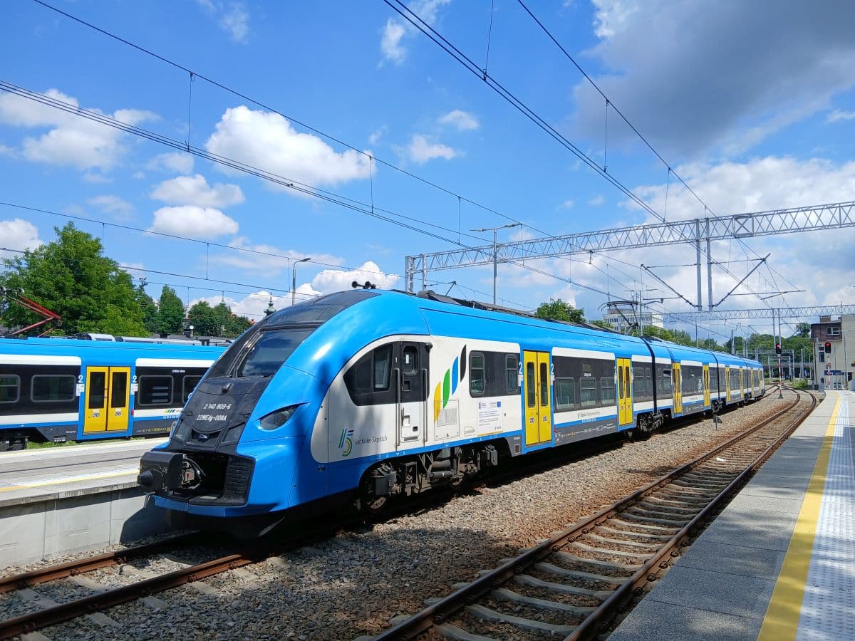 Inforail - Seniorzy coraz chętniej kupują bilety Kolei Śląskich w aplikacji. Wzrost o ponad 80 procent