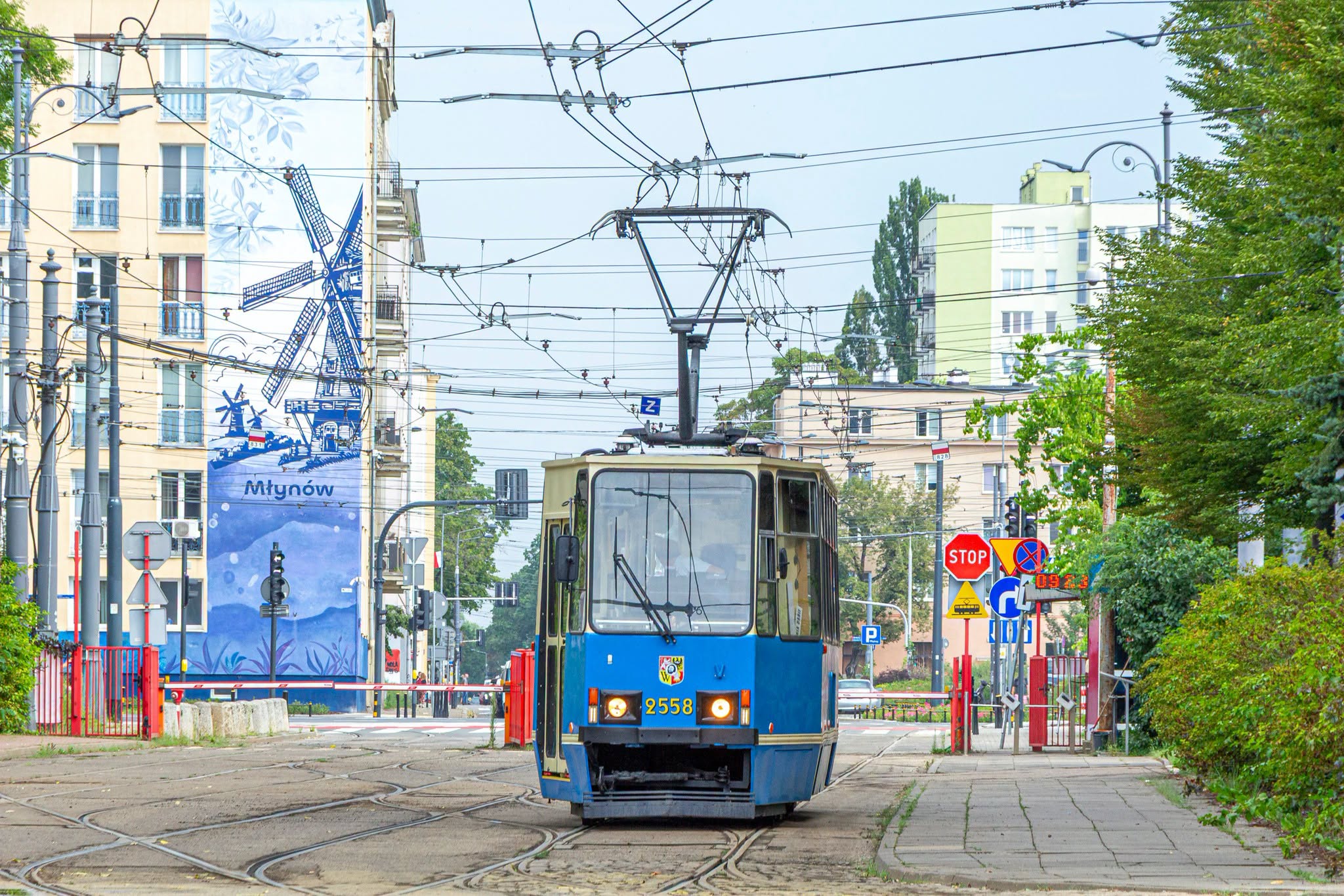 Infotram - Niebieski tramwaj z Wrocławia przyjechał do Warszawy. Zabytkowy 105Na wyjedzie na linię 36
