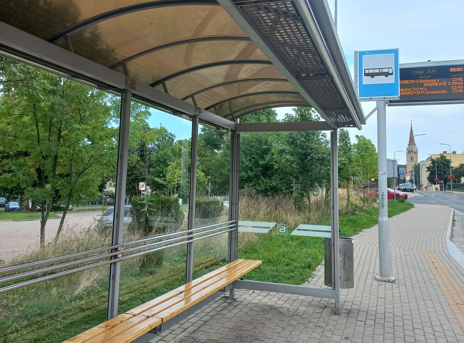 Infotrans - Wałbrzych kupi 16 zielonych wiat. 12 przygotowanych pod ekrany SDIP