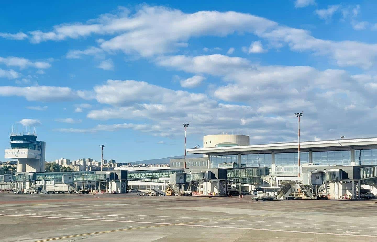Infoair - Katania bez przylotów i odlotów. Chmura popiołu z Etny sięga 4 km