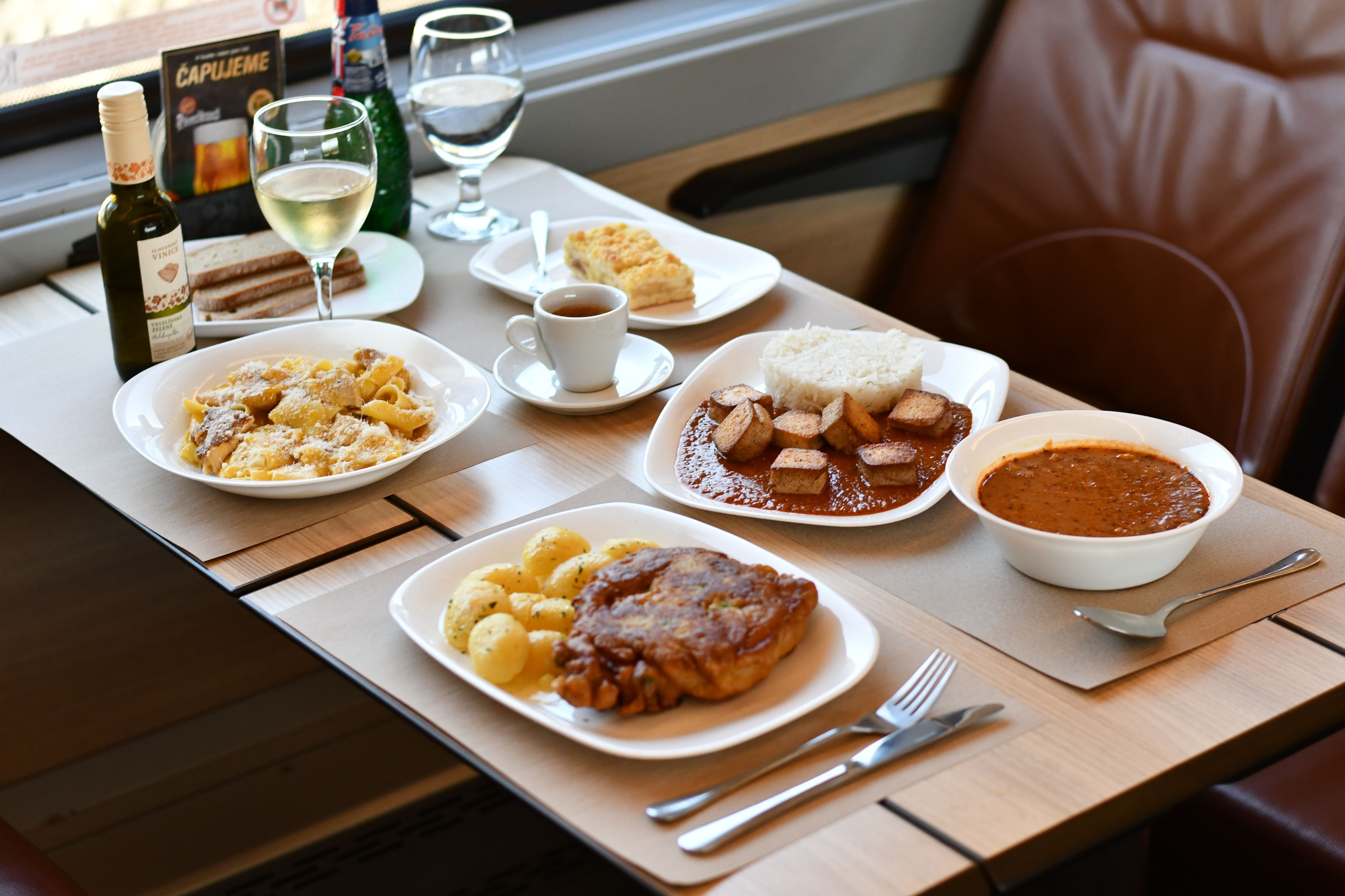Inforail - Jesienne menu w pociągach ZSSK. Pięć nowych dań i kilka sposobów zamawiania posiłków