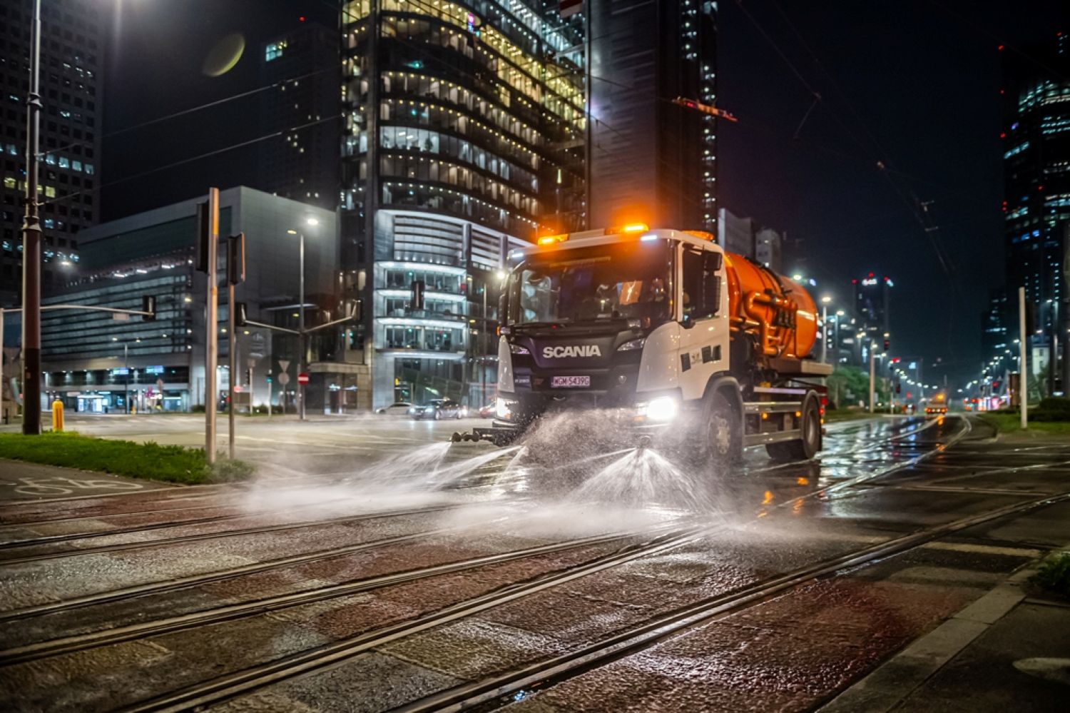 Infotram - Warszawa czyści torowiska tramwajowe. Specjalistyczne pojazdy pracują nocą