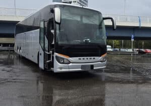 Infobus - Rzeszów: Autokar z przeciętą oponą, a zastępczy autobus bez ważnego badania