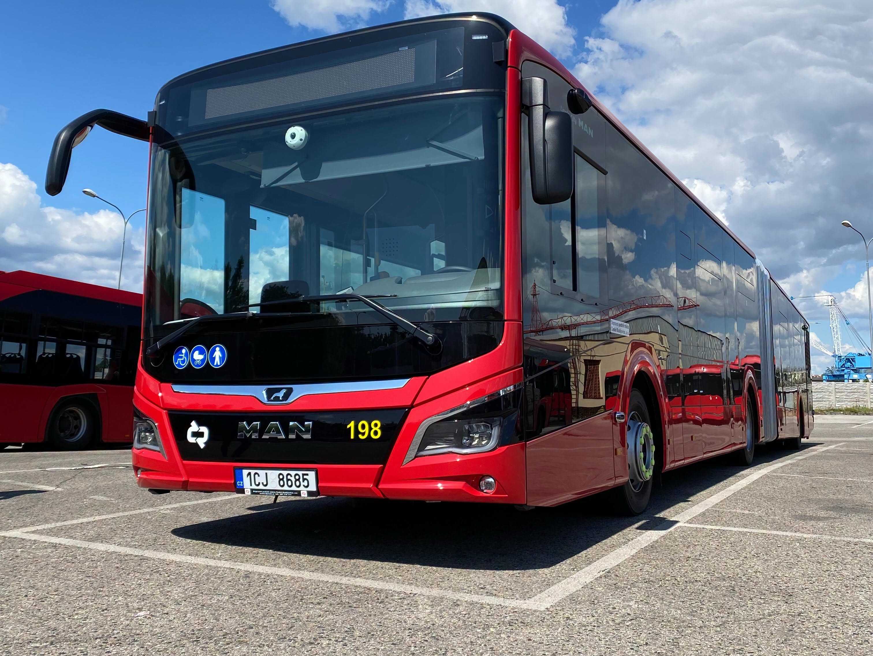 Infobus - Czeskie Budziejowice zamawiają siedem MEGA trolejbusów i odbierają autobusy od MAN