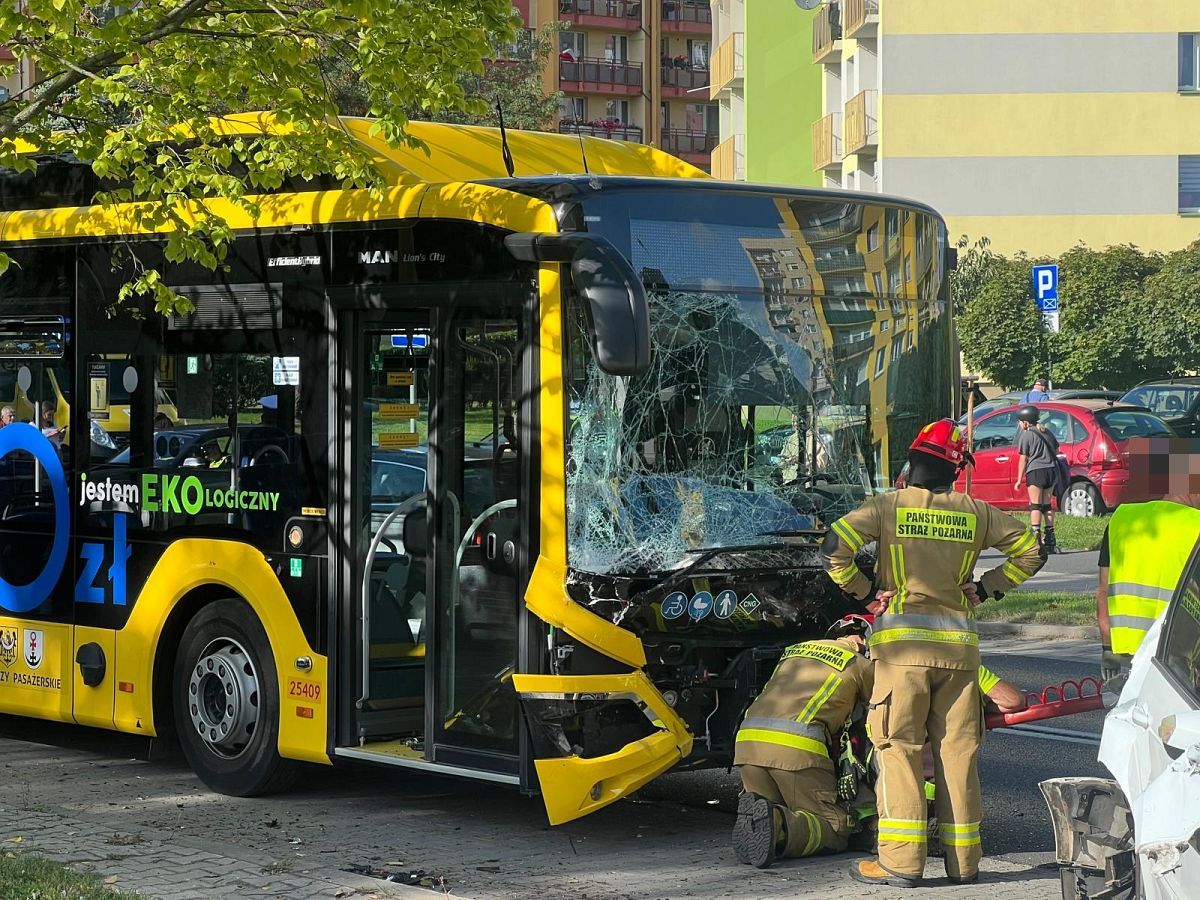 Infobus - Autobus w Lubinie zjechał na parking i uderzył w auta. Kierująca ukarana mandatem