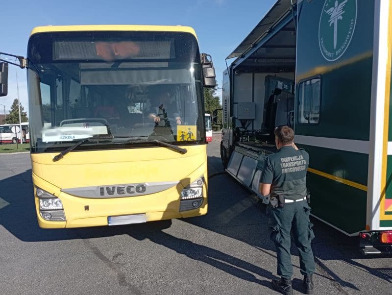 Infobus - Autobus szkolny prowadził bez ważnej kategorii D. ITD zatrzymała 76-latka