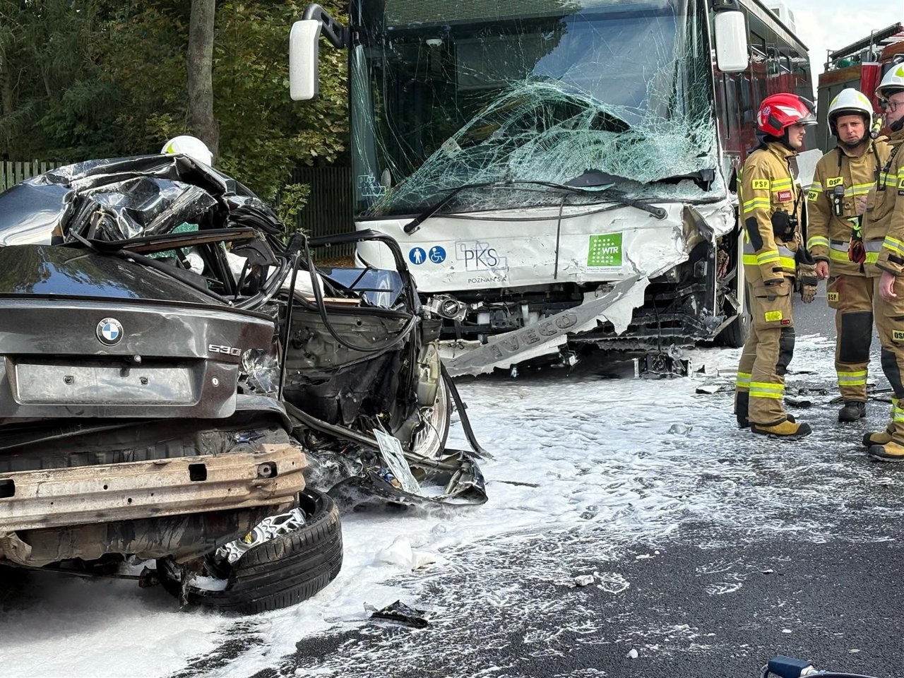 Infobus - Wielkopolska: BMW wjechało w autobus WTR w Białej Wsi. Trzy osoby nie żyją