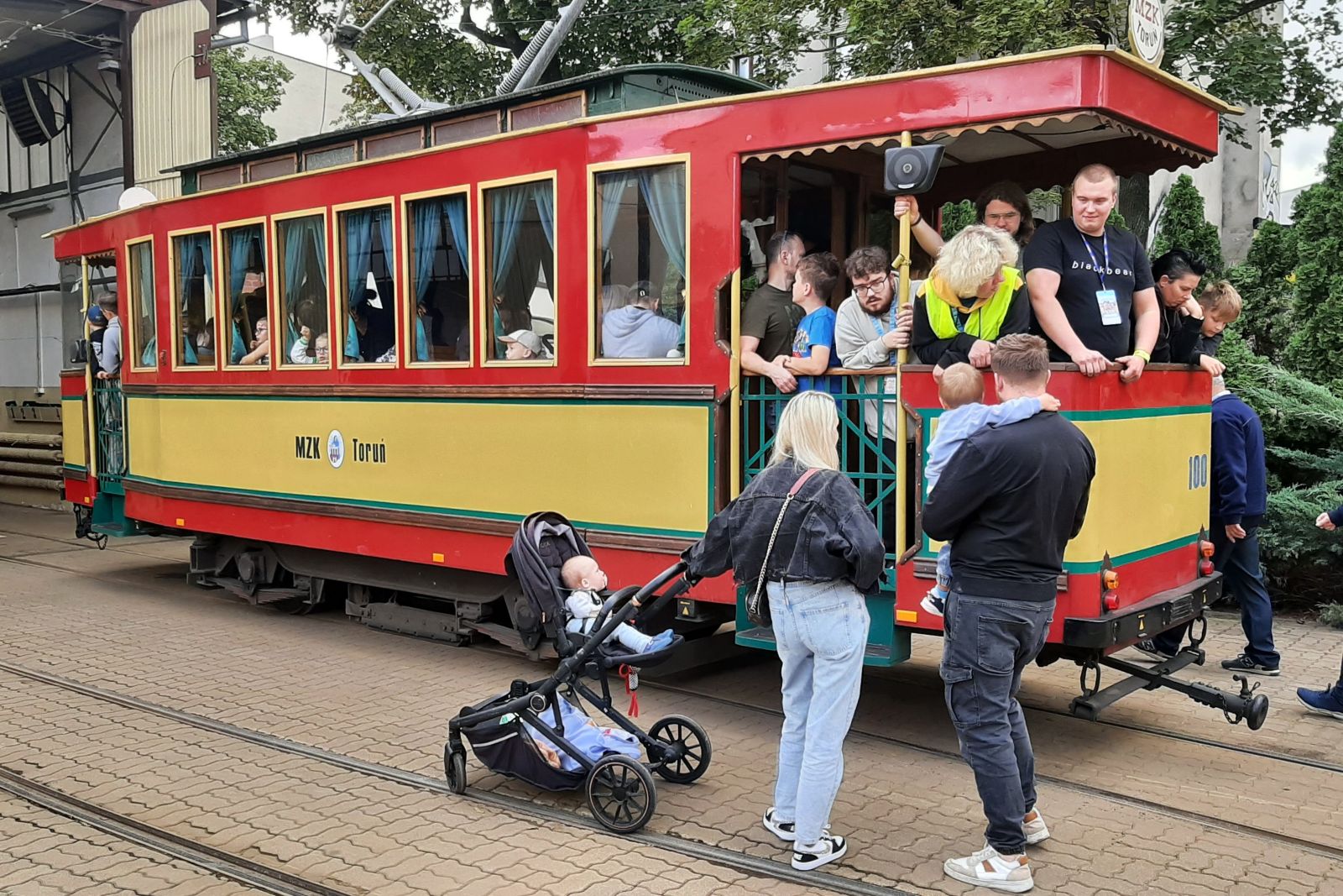Infotram - Toruń promował ekologiczny transport. Ekopiknik w zajezdni tramwajowej z przejazdami zabytkowym tramwajem