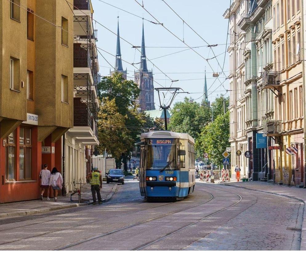 Infobike - Wrocław: Szczytnicka z drogą rowerową i przesuniętym przystankiem Reja