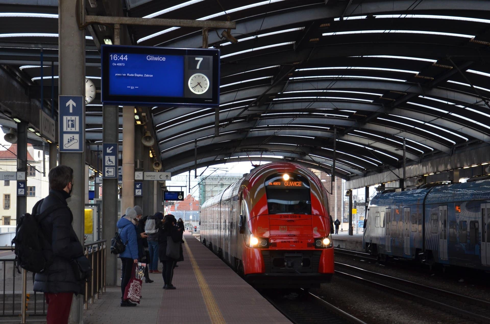 Inforail - Śledztwo po paraliżu kolei w Katowicach. Zatrzymano dwóch mężczyzn