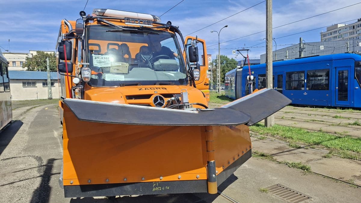 Infotram - Krakowskie MPK ma nowy pojazd techniczny. Unimog U423 trafił do zajezdni Podgórze