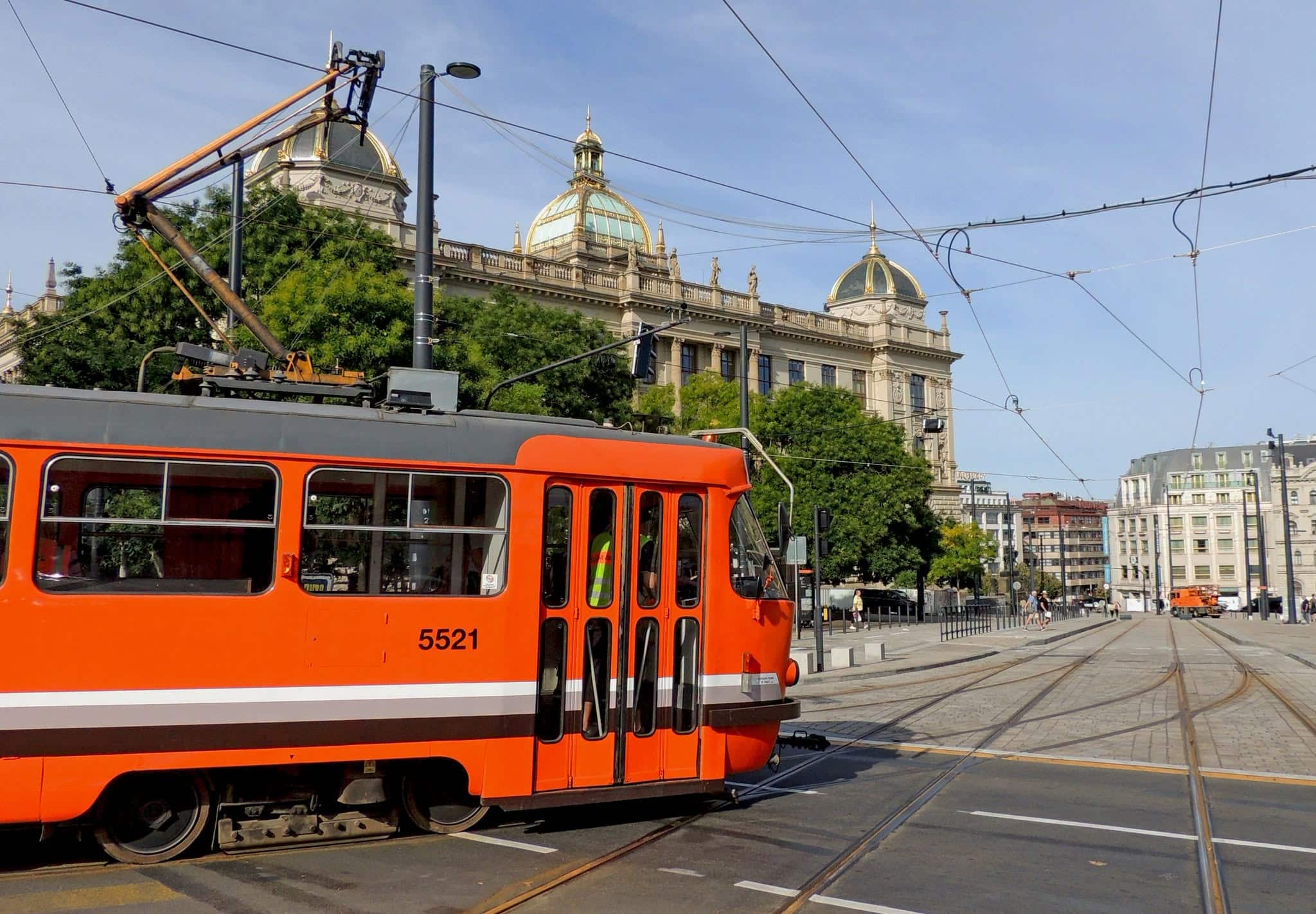 Infotram - Tramwaj ponownie pojechał między budynkami Muzeum Narodowego w Pradze. „Pomeranč” sprawdził nową trasę