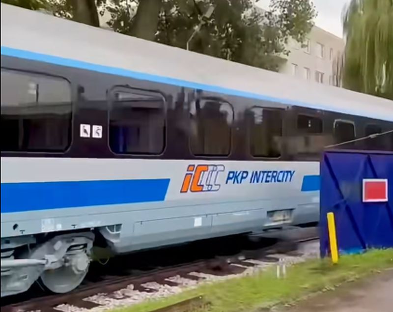 Inforail - Pierwszy wagon po modyfikacjach z rekordowego zamówienia dla PKP Intercity wyjechał z FPS na testy