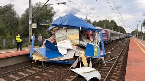 Inforail - Pociąg PKP Intercity zderzył się z ciężarówką w Gdańsku. Czy rogatki podniesiono za wcześnie?