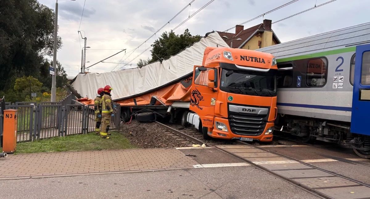 Inforail - Ciężarówka wjechała pod pociąg w Gdańsku. Kierowca z zarzutami, 279 pociągów opóźnionych