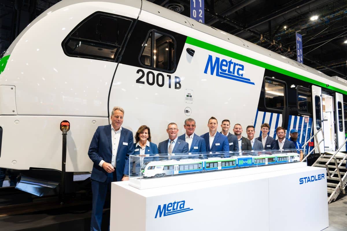 Inforail - Pierwszy bateryjny FLIRT dla USA. Stadler i Metra pokazali nowy pociąg w Chicago