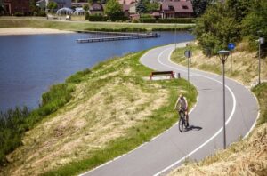 Infobike - Skierniewice inwestują 104,5 tys. PLN nad Zadębiem. Trzy punkty dla rowerzystów