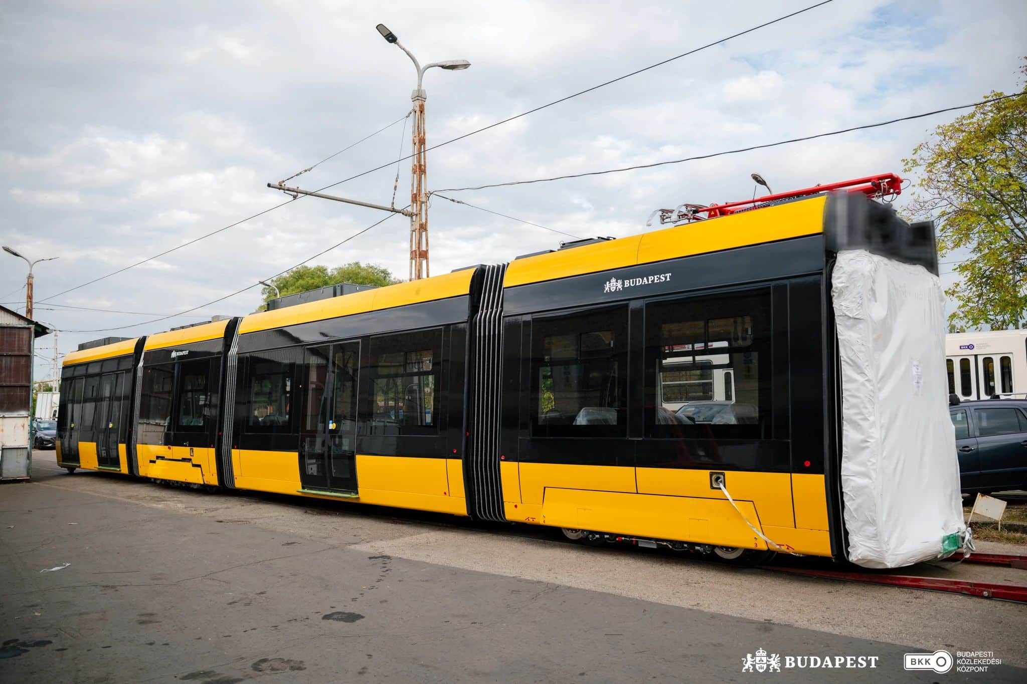 Infotram - Pierwszy 56-metrowy tramwaj CAF nowej generacji dotarł do Budapesztu. Na linię nr 1 trafi pięć takich pojazdów