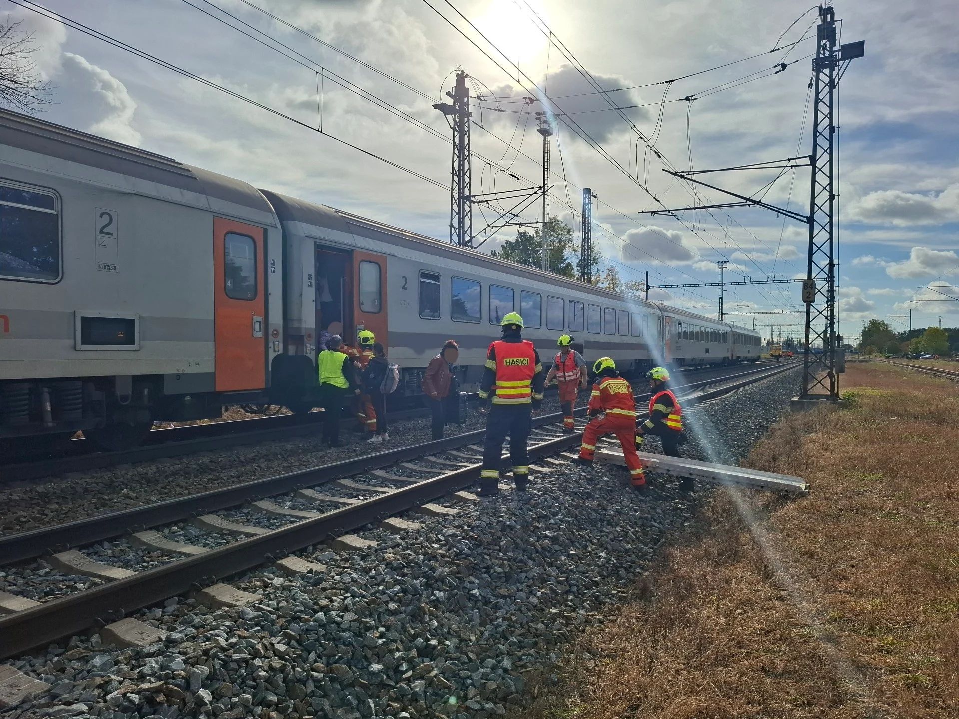 Inforail - Pociąg LEO Express zderzył się z maszyną torową. Ewakuowano ponad 160 osób