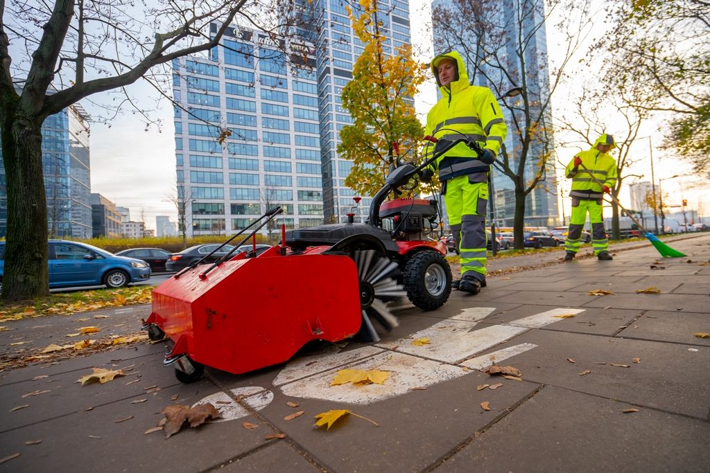 Infobike - Zarząd Oczyszczania Miasta usuwa liście z tras rowerowych. Warszawa przygotowuje się na jesień