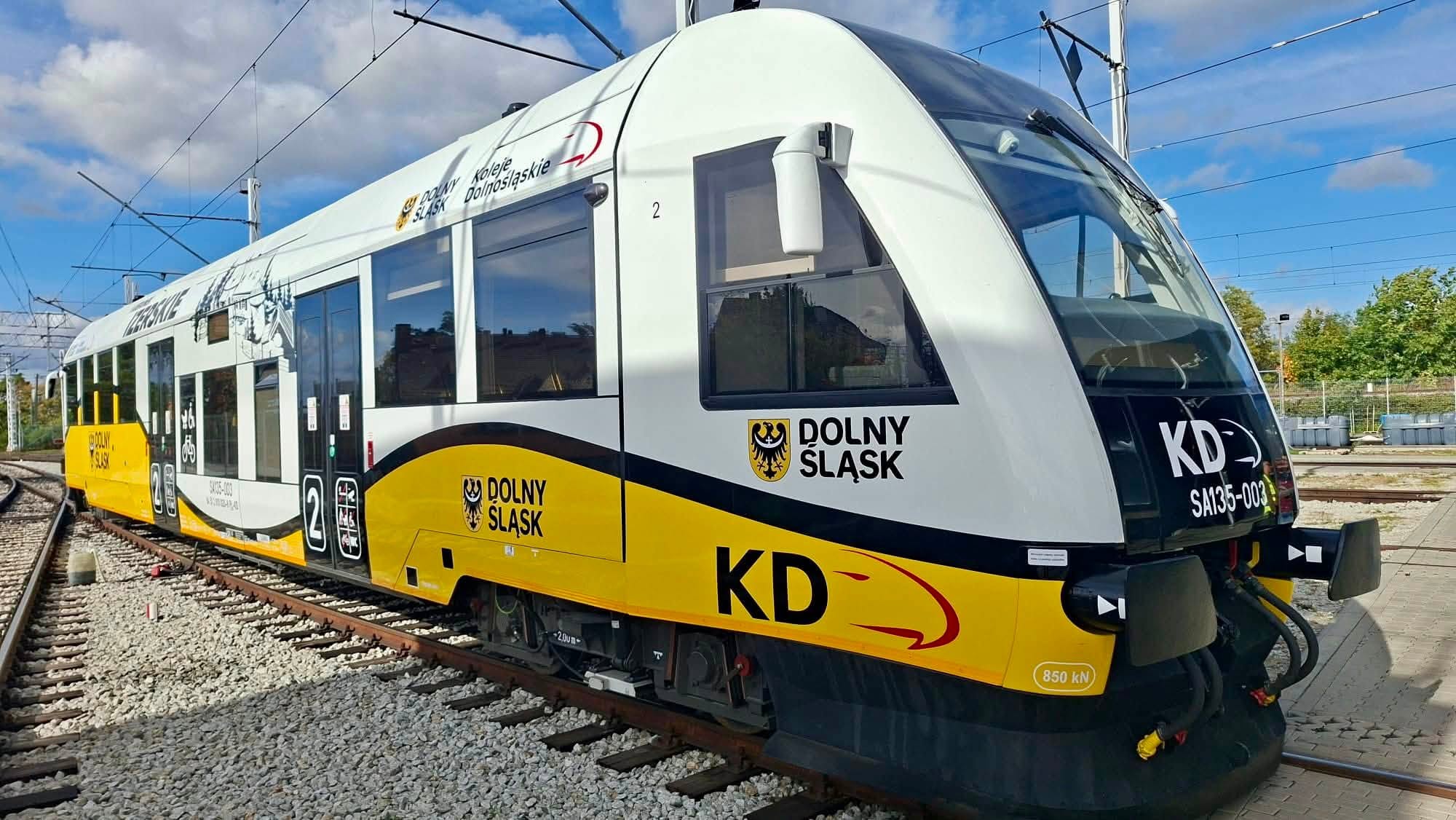 Inforail - Koleje Dolnośląskie samodzielnie zmodernizowały spalinowy SA135. Koszt prac wyniósł 3 mln zł