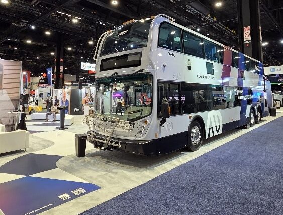 Infobus - APTA 2026: Autobus ADL Enviro500. 86 miejsc siedzących na niecałych 13 metrach