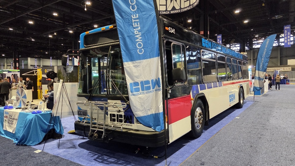 Infobus - APTA 2026: CCW pokazało pół autobusu przed remontem, pół po modernizacji