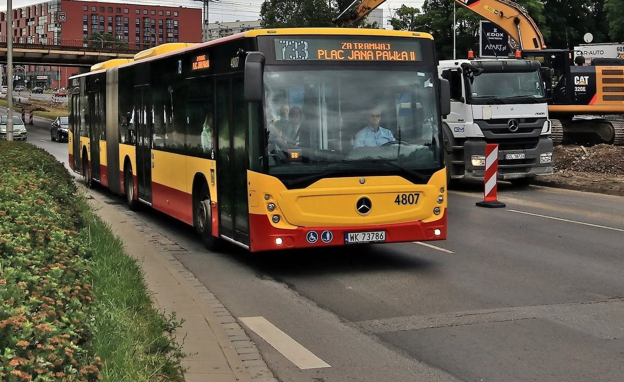 Infobus - Warszawa zabezpiecza przewozy do maja 2027. Mobilis z MEGA pomostową umową