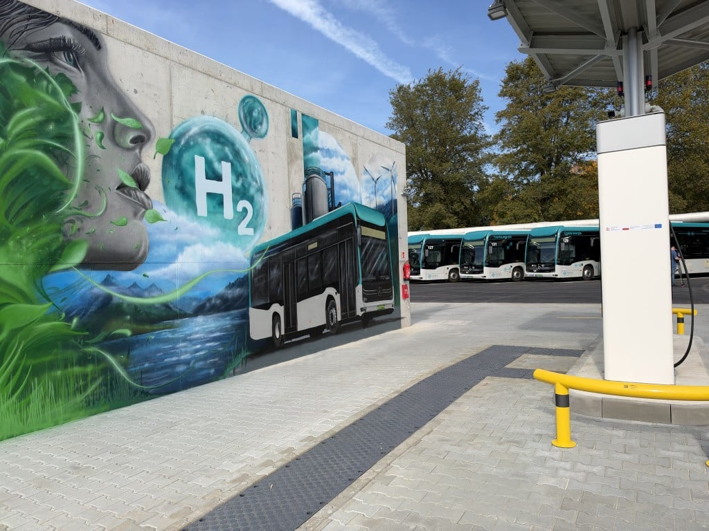 Infobus - PKS Rzeszów z pierwszą stacją wodoru na Podkarpaciu. Mercedesy eCitaro fuel cell w ruchu