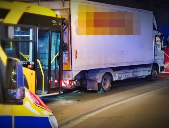 Infobus - Katowice: Samochód dostawczy uderzył w autobus miejski GZM. Kierowca nie żyje
