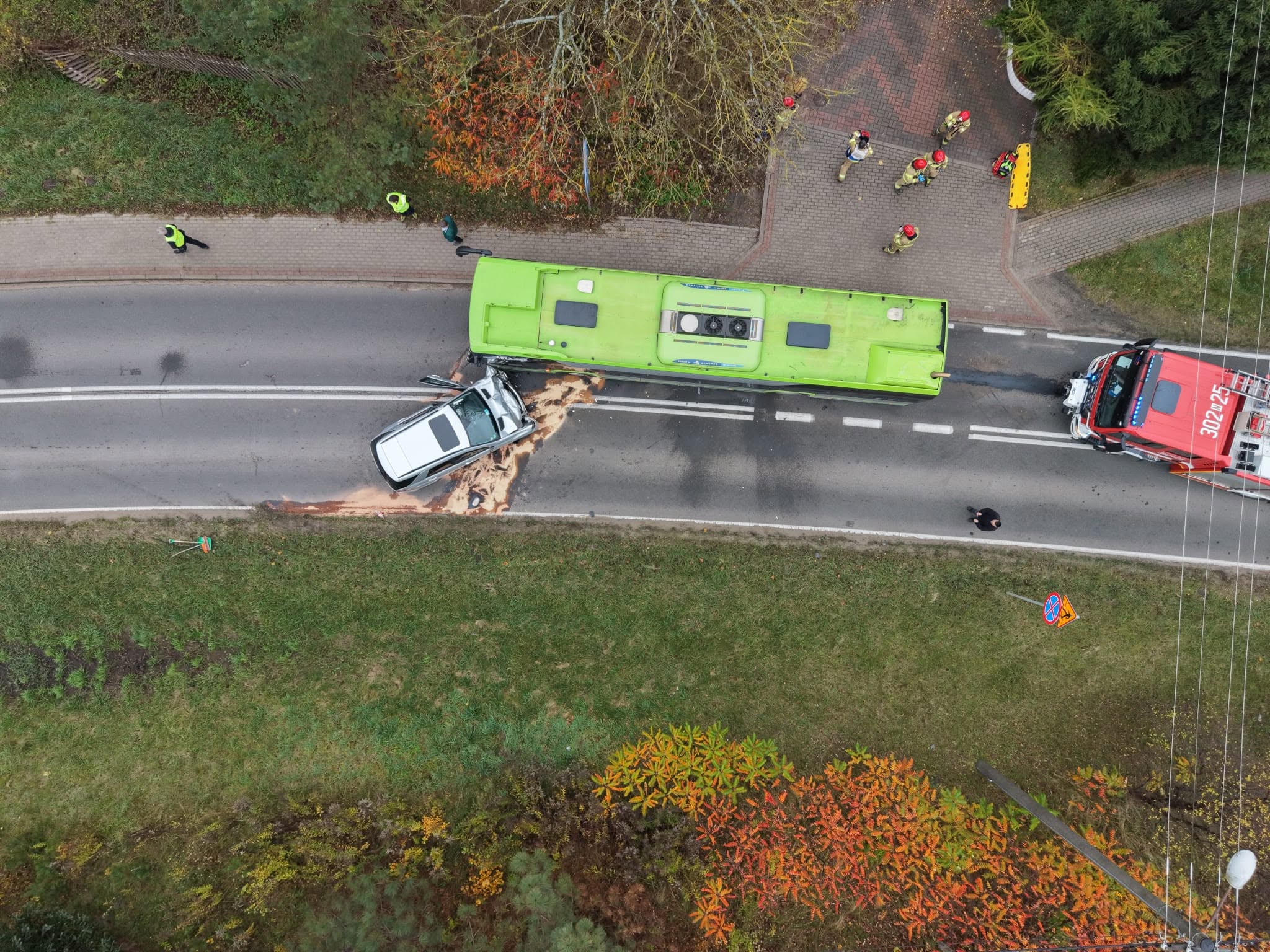 Infobus - Olsztyn: Mercedes czołowo zderzył się z autobusem linii 112. Sześć osób w szpitalu