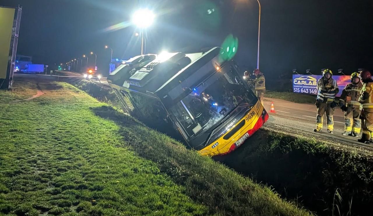 Infobus - Autobus linii 715 przewrócił się do rowu pod Warszawą. Kierowca ukarany mandatem