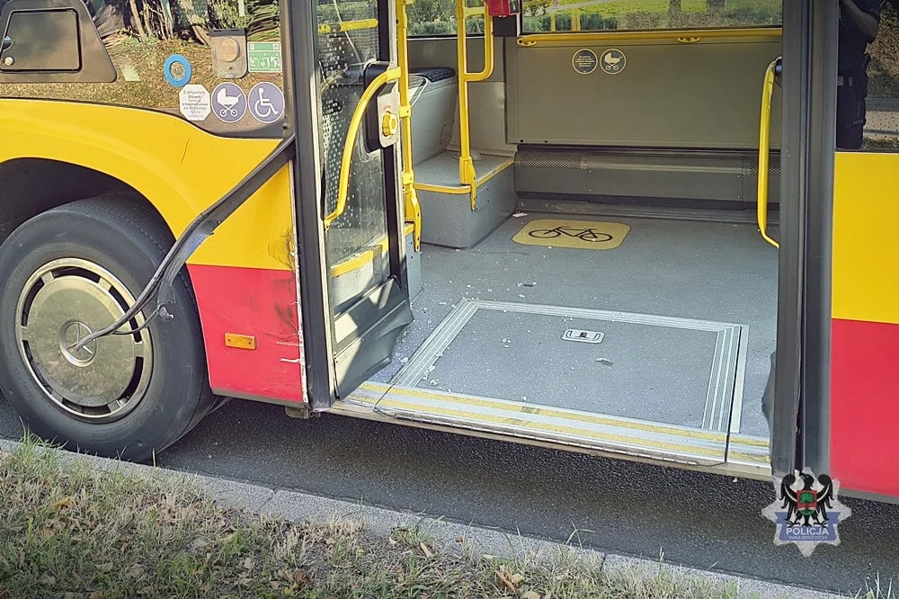 Infobus - 41-latka z 3,39 promila uderzyła w autobus miejski w Wałbrzychu. Nikt nie ucierpiał
